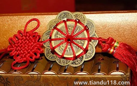 跟鄰居門(mén)對(duì)門(mén)五帝錢(qián)掛在門(mén)內(nèi)好不好（門(mén)上掛五帝錢(qián)的講究有哪些）